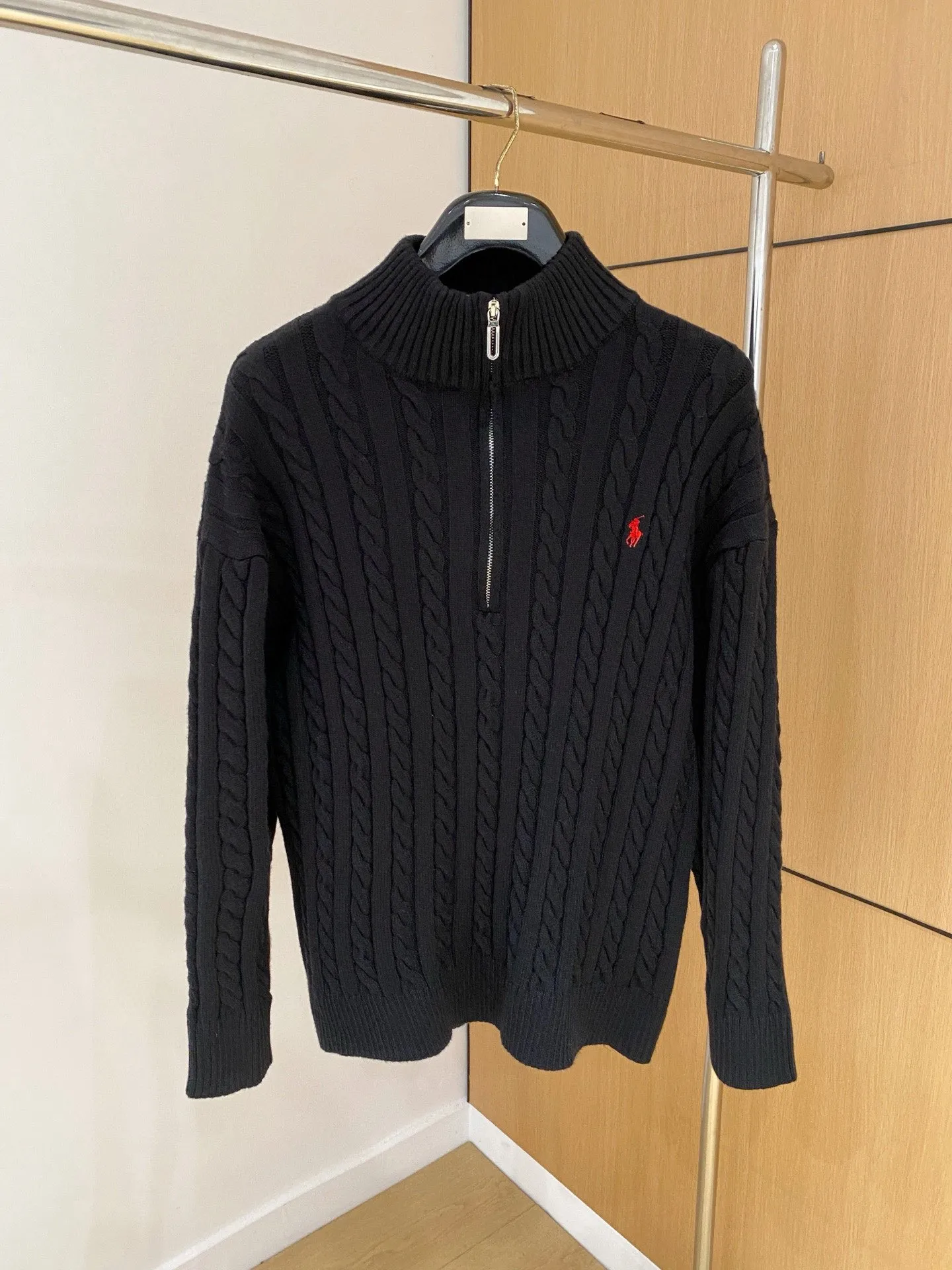🅿️420 【POLO Paul】Autumn and winter classic round neck pullover sweater, in full condition! ! ! Wool blended fabric, the latest model in 2025, golden ratio! ! Slim-fitting soft gold, versatile and practical item, the combination and practicality are extremely powerful, simple and elegant, and classy! To create your own style, it is highly recommended to buy it in two colors. The standard slim fit tailoring process is suitable for both young and old men. It is knitted from wool and will not cause any discomfort! While keeping warm, it is stylish, textured and wearable, and the classic logo with contrasting colors on the chest feels in place! ! Recommended for regular customers! ! Size M-3XL (maximum wear: 190 pounds)